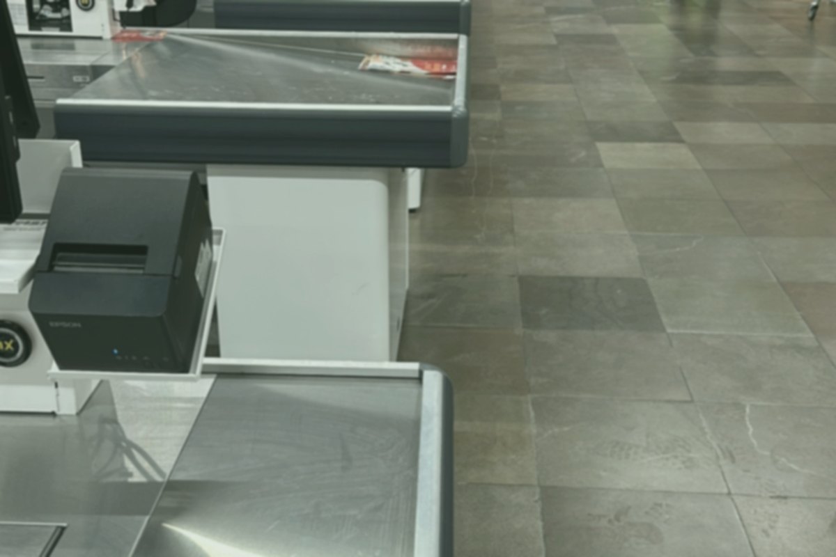 Linha de checkouts em supermercado